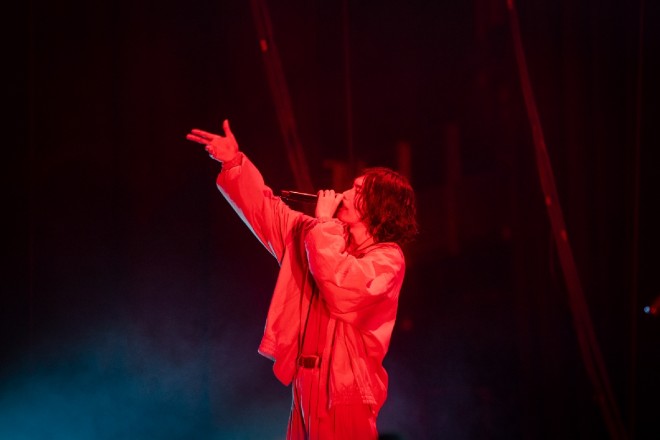 Kenshi Yonezu celebrates his 15th single “Plazma / BOW AND ARROW” with four editions, including controller device and HALO versions, illustrated by Yonezu himself. Poster campaigns and a live photo exhibition shot by Jiro Konami further mark this release.